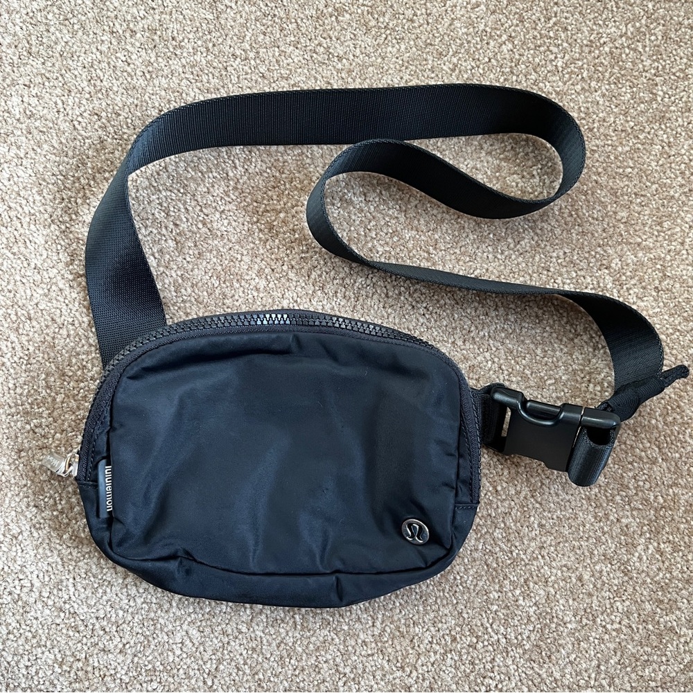 Lululemon Everywhere Belt Bag